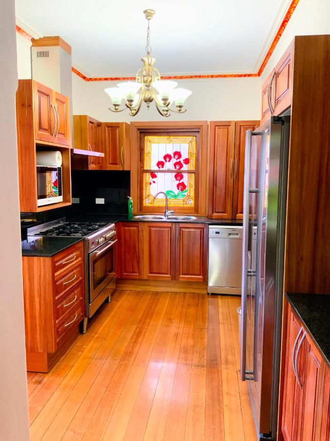 Handcrafted Stained-glass Cottage, Free Parking * Hobart