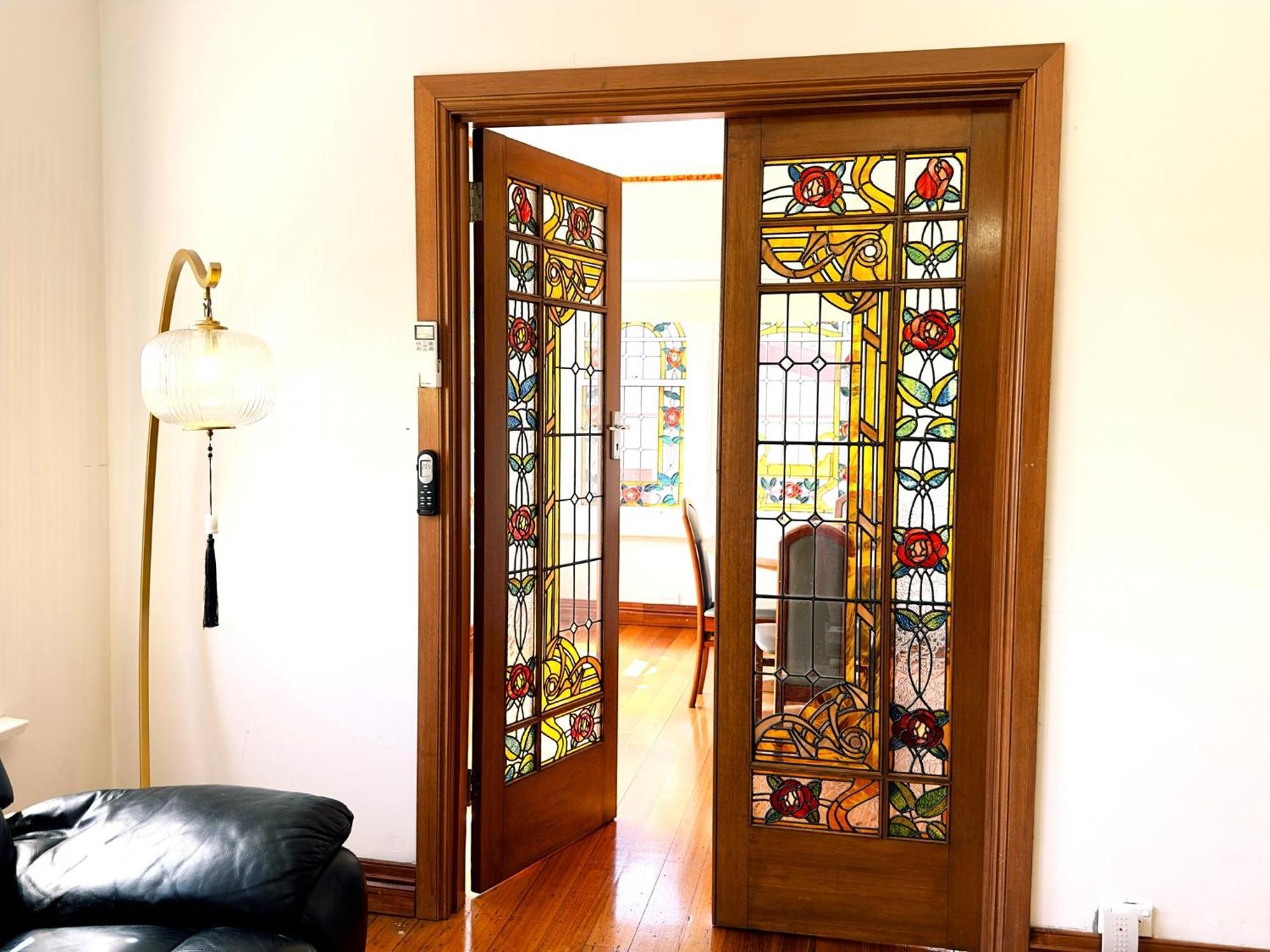Handcrafted Stained-glass Cottage, Free Parking *