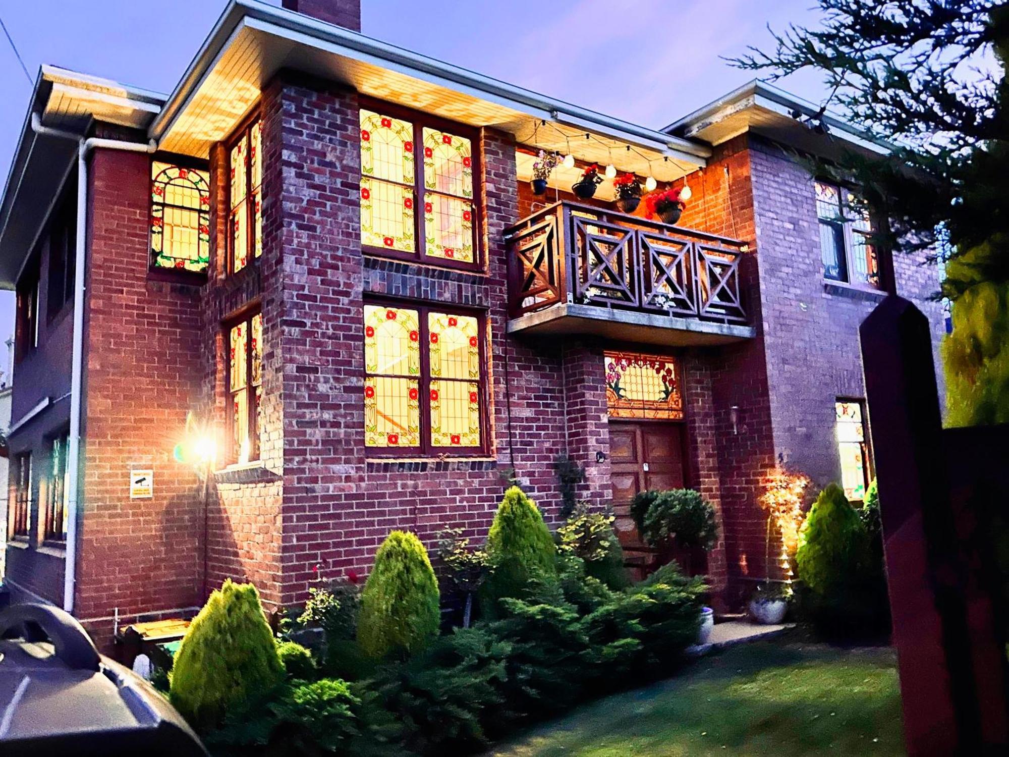 Apartment Handcrafted Stained-glass Cottage, Free Parking