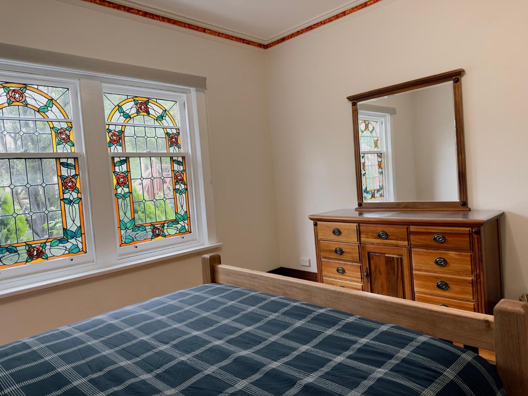 Handcrafted Stained-glass Cottage, Free Parking Apartment *