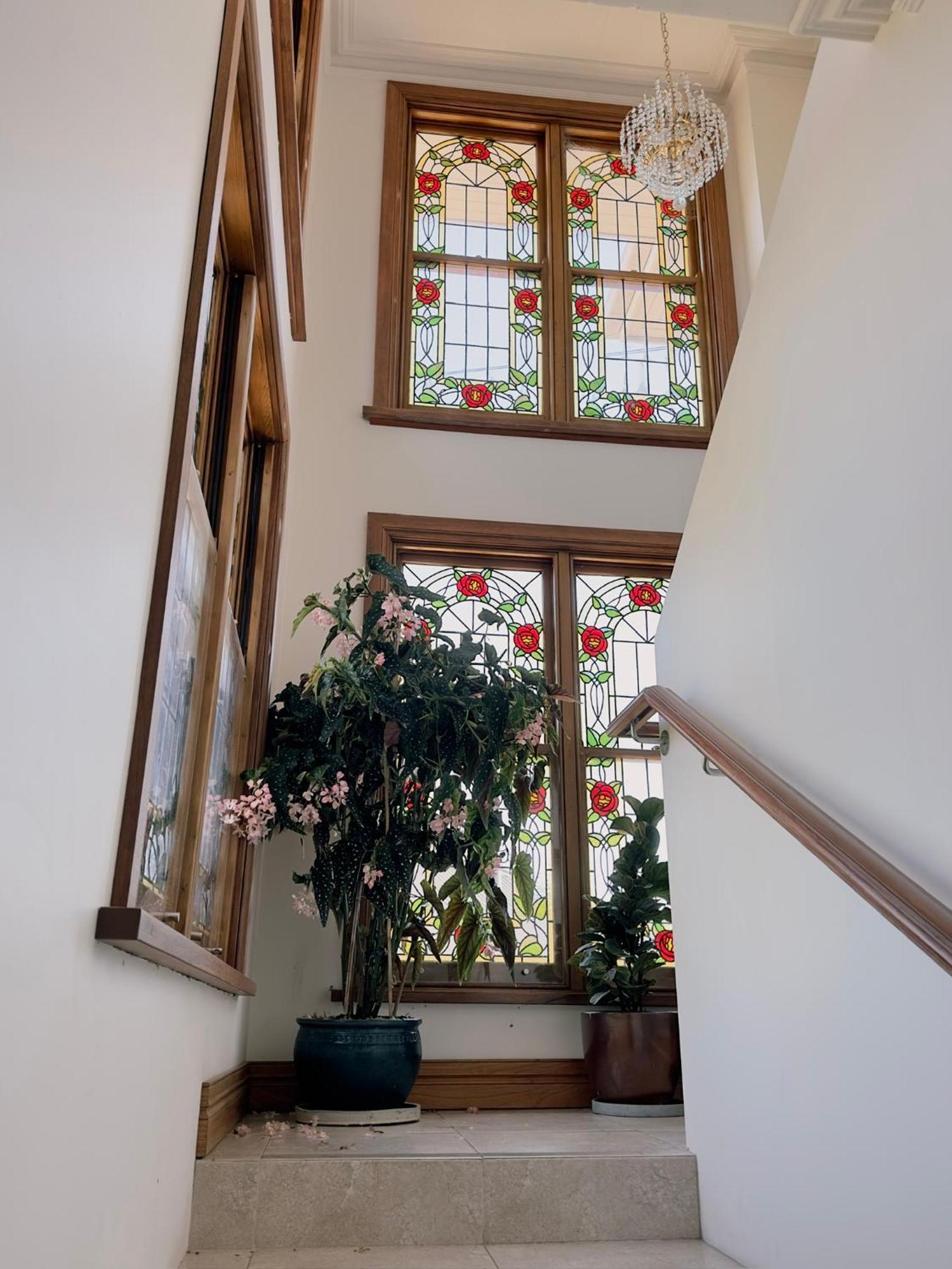 Handcrafted Stained-glass Cottage, Free Parking *