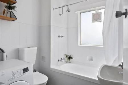 Renovated Unit In Leafy Surrounds Close To Shops Apartment *