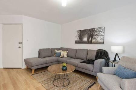 Renovated Unit In Leafy Surrounds Close To Shops