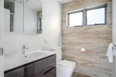 Modern Townhouse In The Bay 500m To Holiday home *