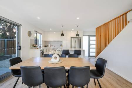 Modern Townhouse In The Bay 500m To Holiday home