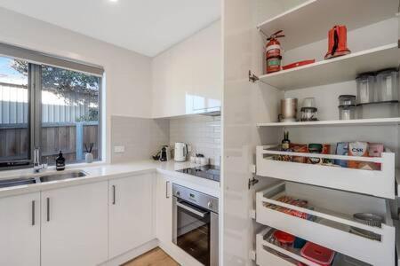 Modern Townhouse In The Bay 500m To Holiday home *