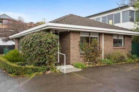 Holiday home Sandy Bay Cozy Close To Cbd