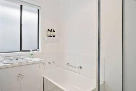Sandy Bay Cozy Close To Cbd Holiday home Hobart