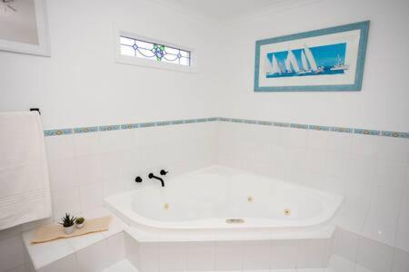 River View House Sleeps 8 10min To Cbd *