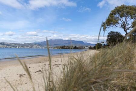 River View House Sleeps 8 10min To Cbd Holiday home Hobart