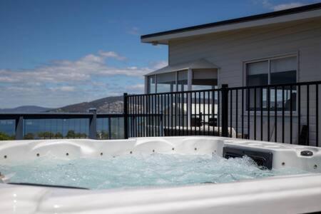 River View House Sleeps 8 10min To Cbd