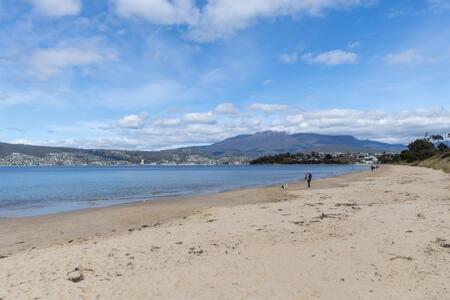 River View House Sleeps 8 10min To Cbd Holiday home Hobart