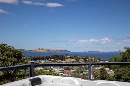River View House Sleeps 8 10min To Cbd Holiday home