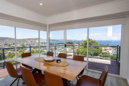 River View House Sleeps 8 10min To Cbd Holiday home *