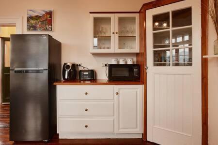 Historic Close To Cbd 3brm With Views Holiday home *