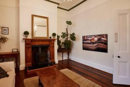 Historic Close To Cbd 3brm With Views * Hobart