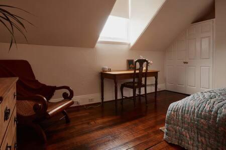 Historic Close To Cbd 3brm With Views Holiday home