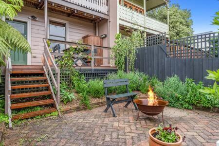 Historic Close To Cbd 3brm With Views Holiday home