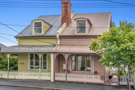Historic Close To Cbd 3brm With Views Holiday home