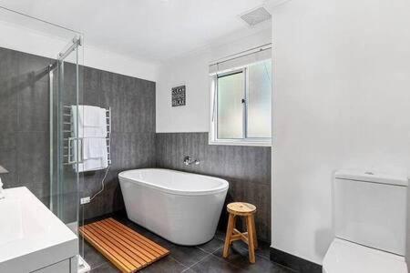 Hidden Bay Retreat-5 Bed- 15min To Holiday home Hobart