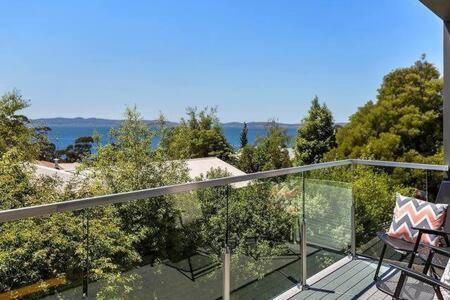 New Architect Designed Coastal Retreat-water Views Holiday home *