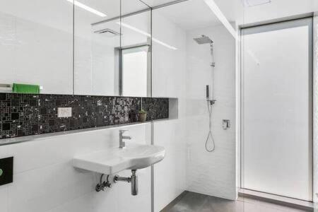 New Architect Designed Coastal Retreat-water Views Holiday home Hobart