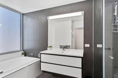 Holiday home New Architect Designed Coastal Retreat-water Views *