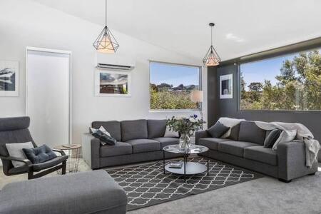 New Architect Designed Coastal Retreat-water Views Holiday home