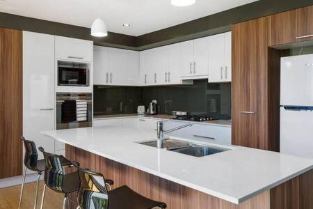 Holiday home New Architect Designed Coastal Retreat-water Views *