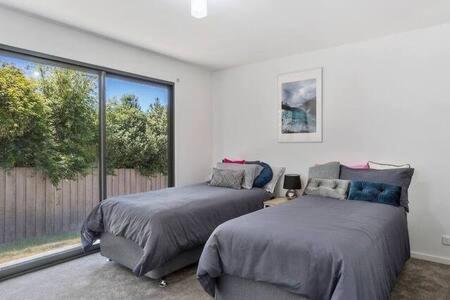 New Architect Designed Coastal Retreat-water Views Holiday home *