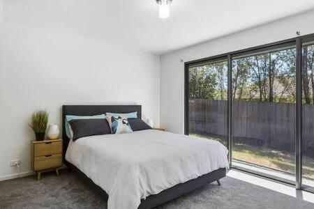 Holiday home New Architect Designed Coastal Retreat-water Views *