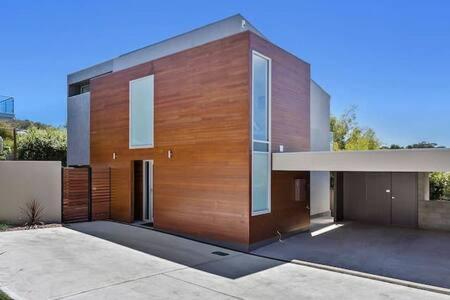 New Architect Designed Coastal Retreat-water Views Holiday home