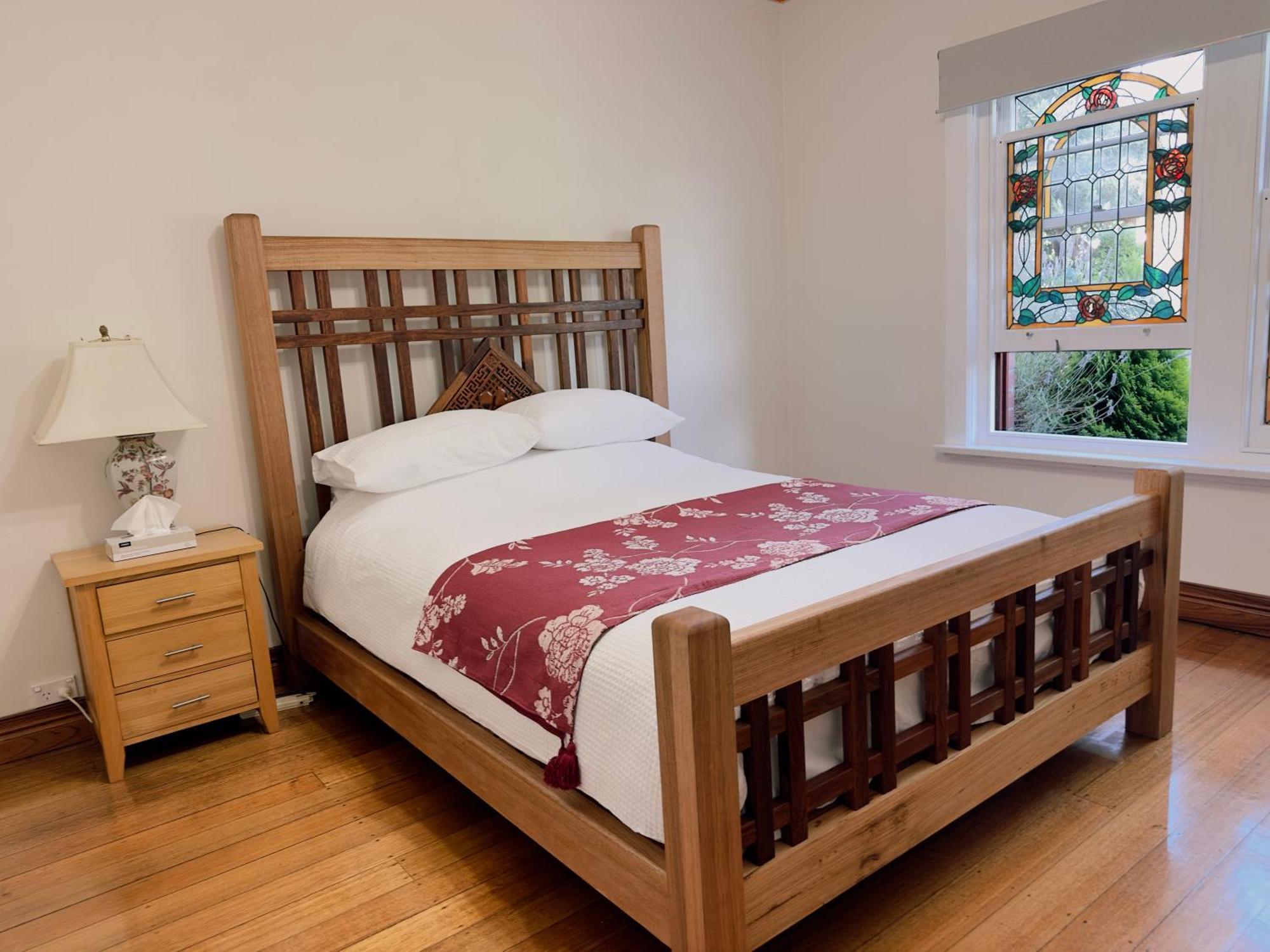 Apartment Handcrafted Stained-glass Cottage, Free Parking