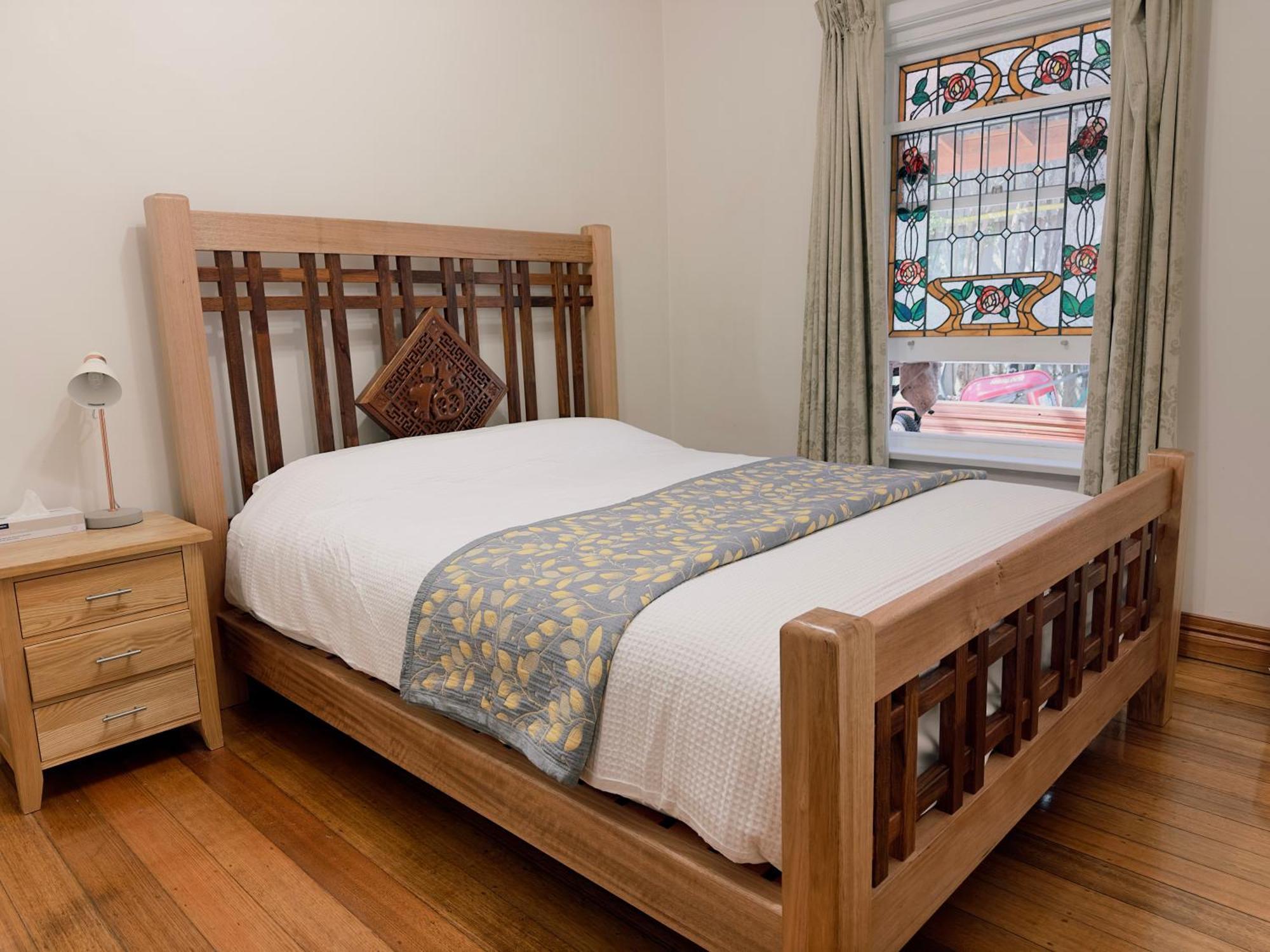 Handcrafted Stained-glass Cottage, Free Parking Apartment *