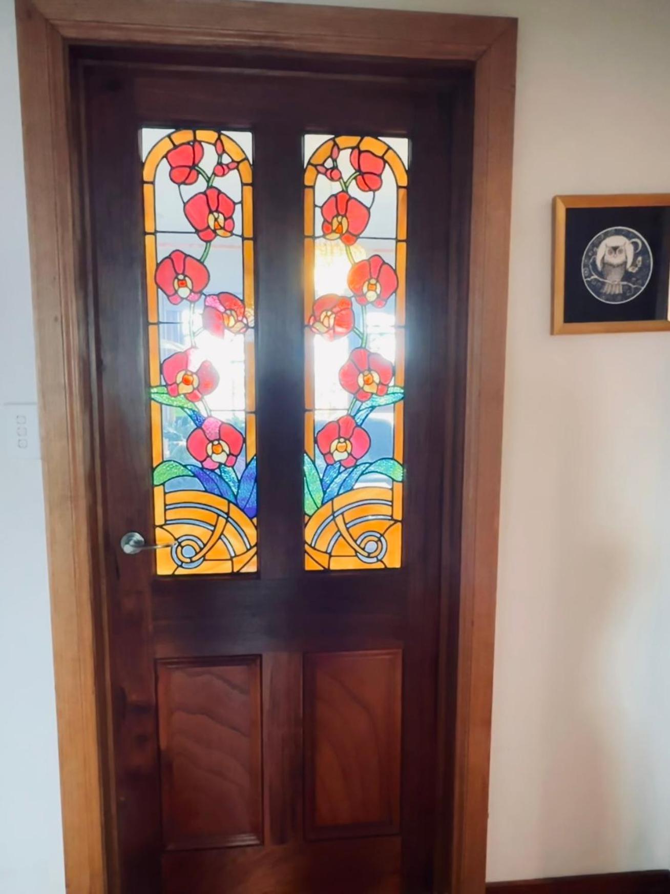 Handcrafted Stained-glass Cottage, Free Parking *