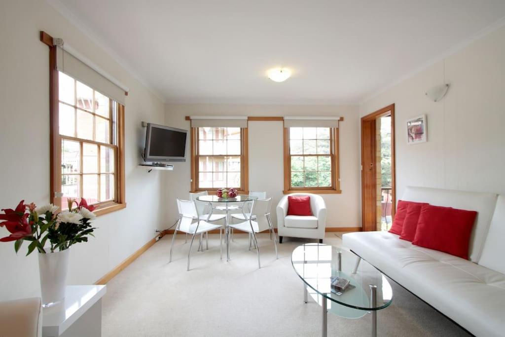 River View On Secheron - A Cosy Battery Point Haven Apartment *