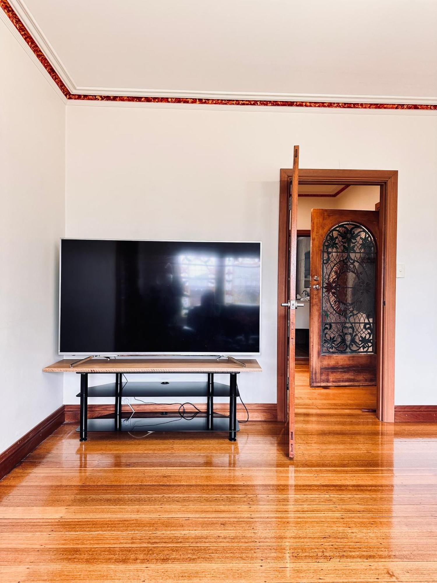 Handcrafted Stained-glass Cottage, Free Parking * Hobart