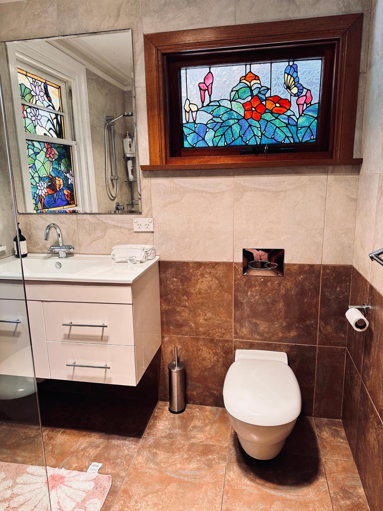 Handcrafted Stained-glass Cottage, Free Parking Apartment