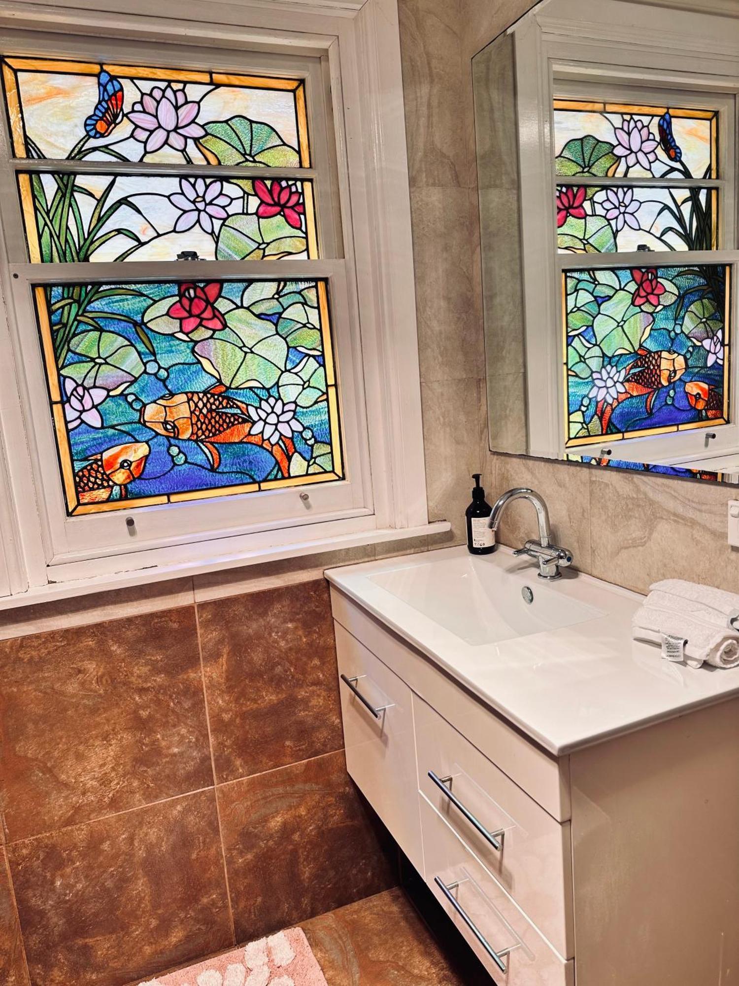 Handcrafted Stained-glass Cottage, Free Parking