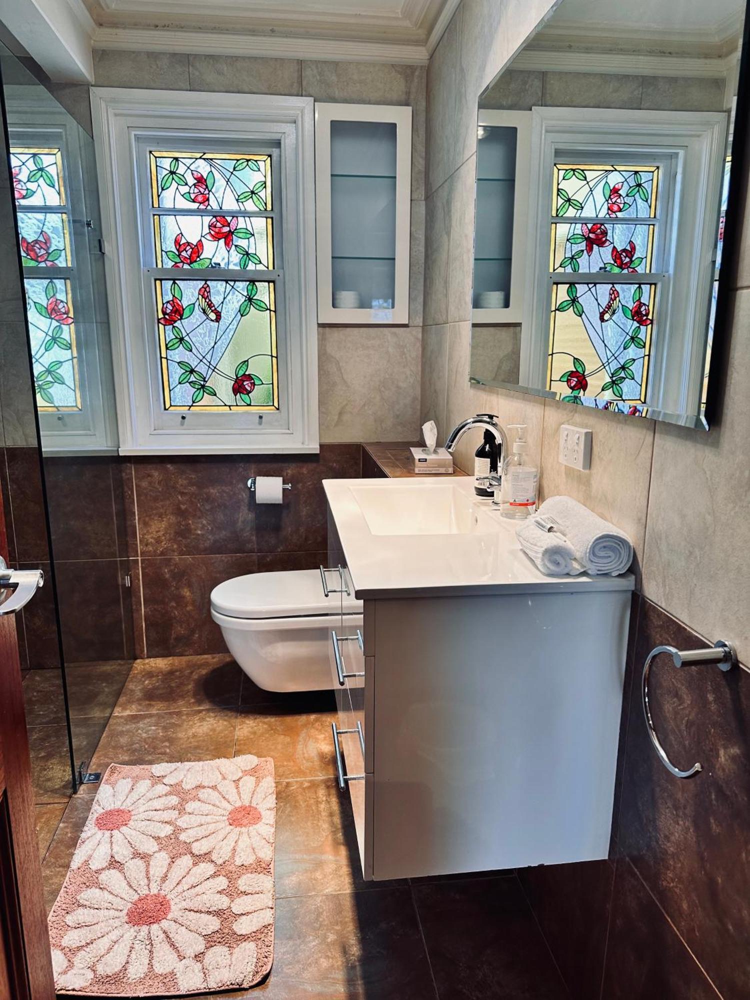 Handcrafted Stained-glass Cottage, Free Parking Hobart