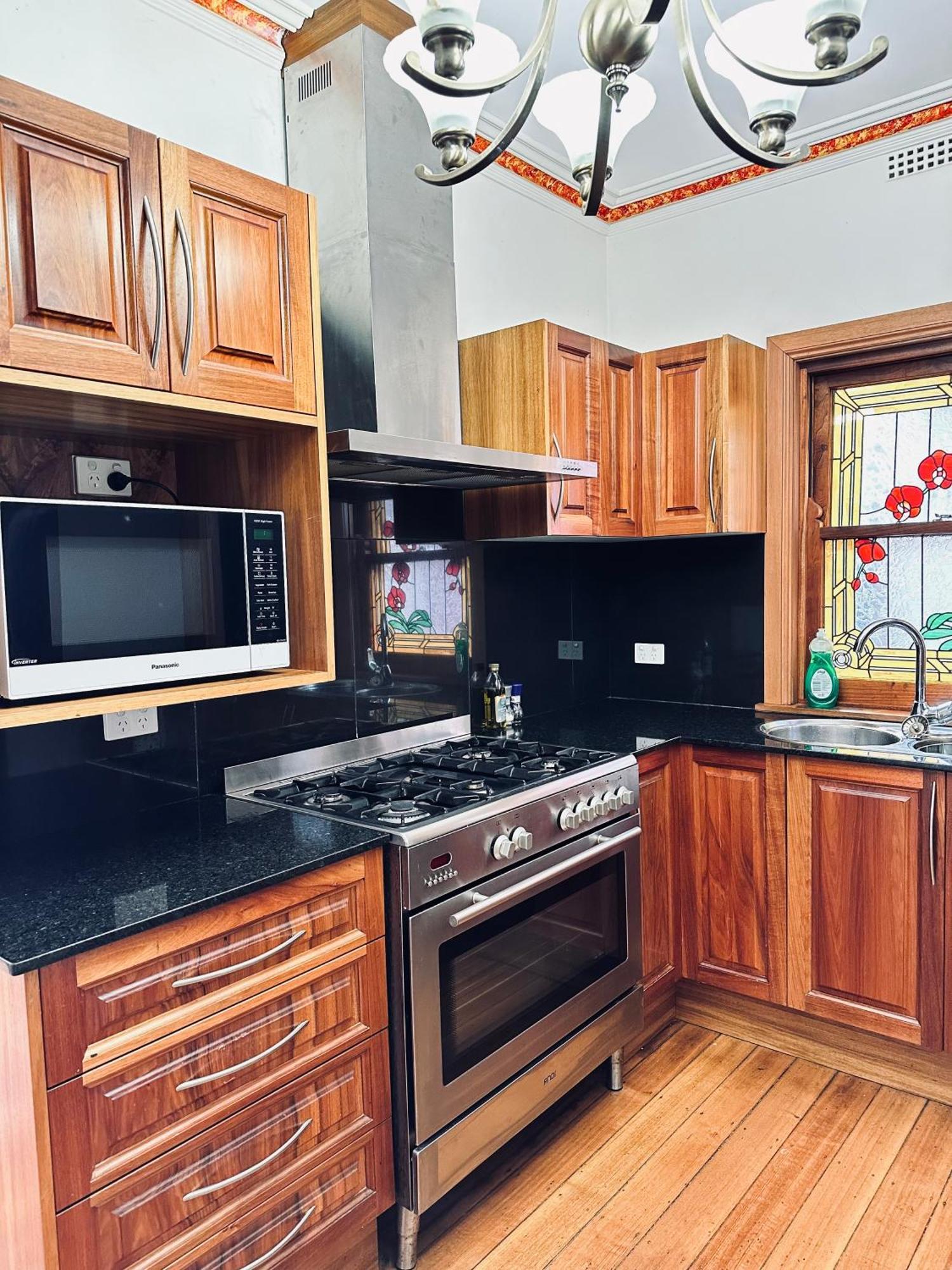 Handcrafted Stained-glass Cottage, Free Parking Apartment *