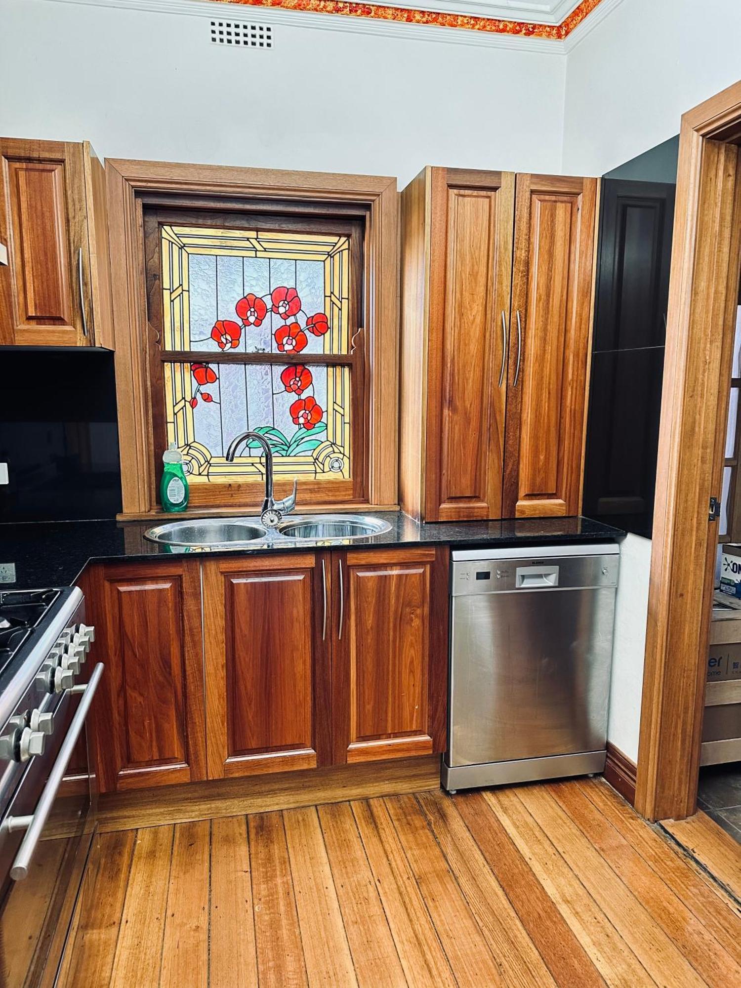 Handcrafted Stained-glass Cottage, Free Parking *