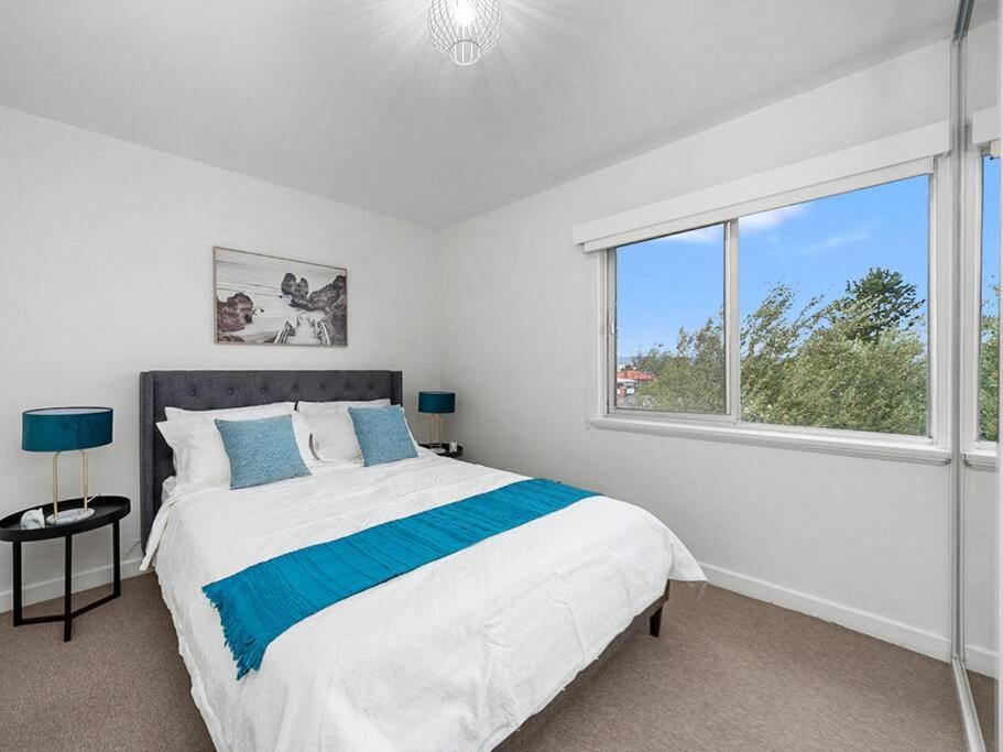 Apartment Sandy Bay With River View, Near Utas - Stroll To Cafes And Shops *