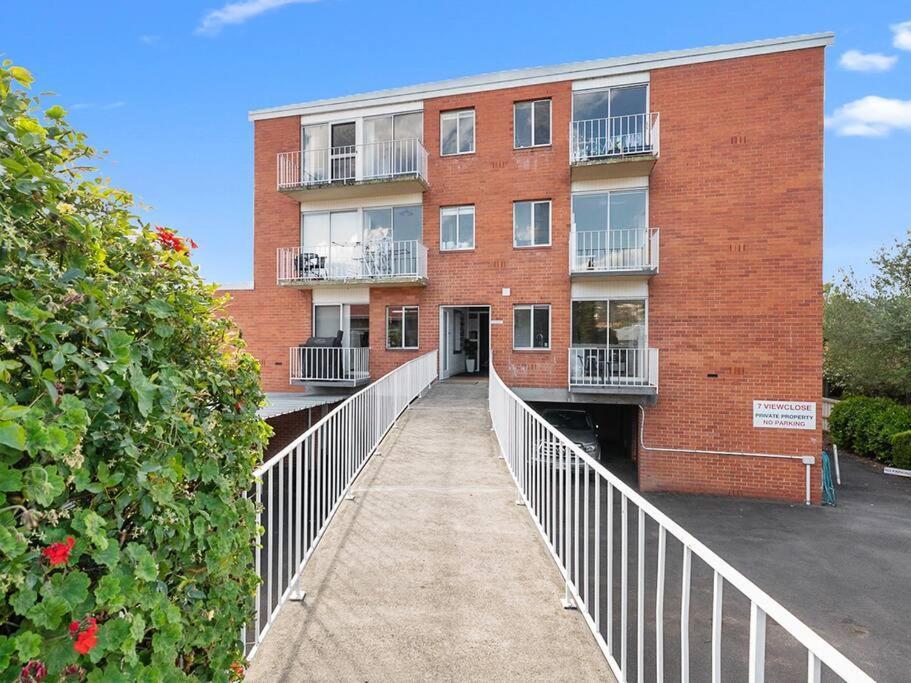 Sandy Bay With River View, Near Utas - Stroll To Cafes And Shops *