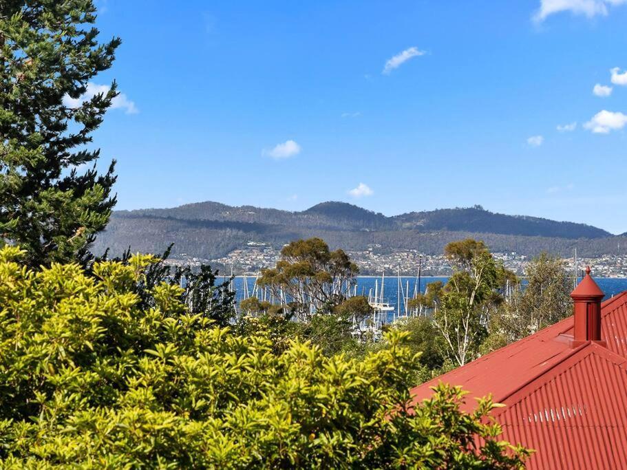 Sandy Bay With River View, Near Utas - Stroll To Cafes And Shops Apartment *