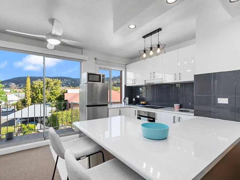 Sandy Bay With River View, Near Utas - Stroll To Cafes And Shops Apartment *