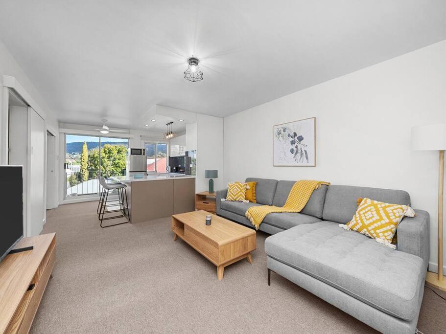 Apartment Sandy Bay With River View, Near Utas - Stroll To Cafes And Shops Hobart