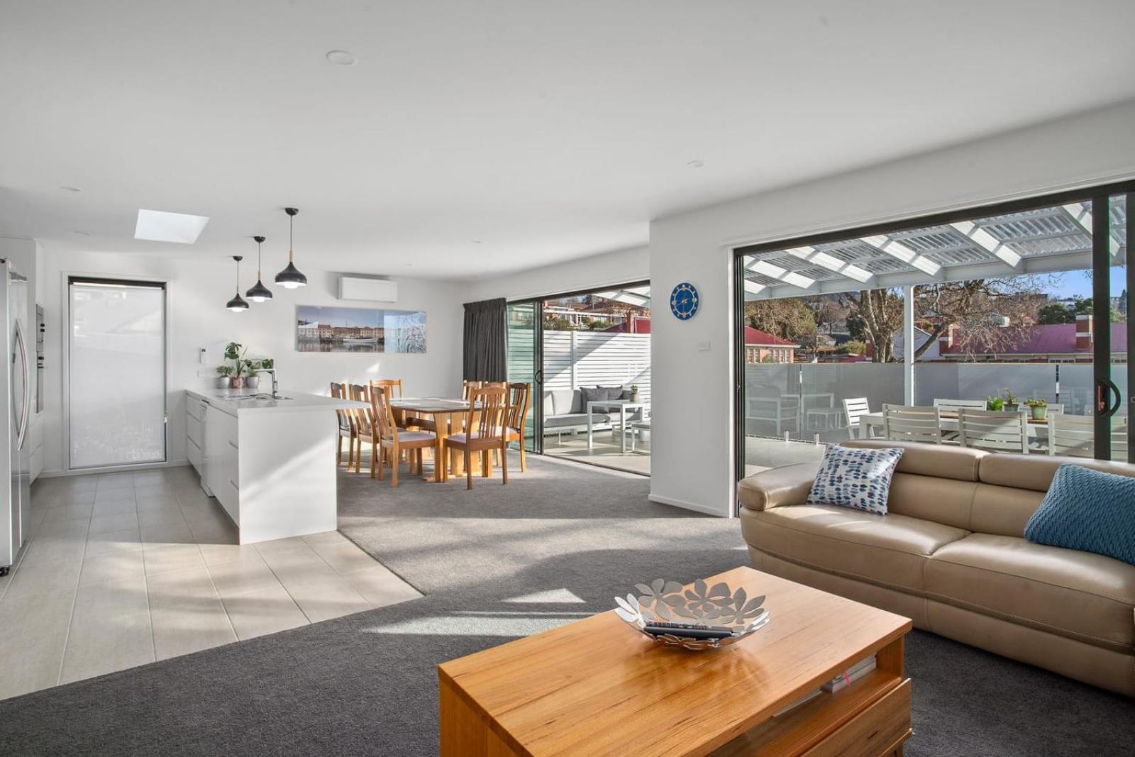 Lord Street - Spacious Comfort & River Views Hobart