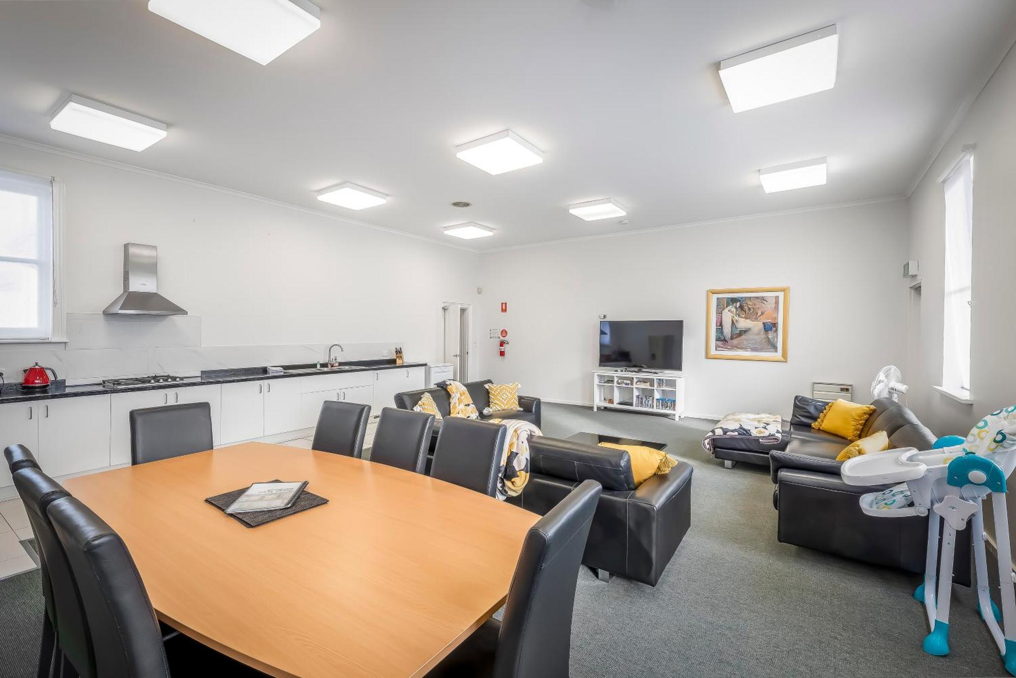 Holiday home 4 Bedroom House - Cbd - Free Parking - Free Wifi *