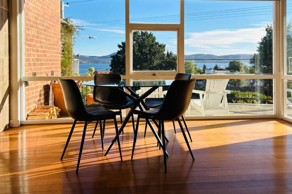 The Tassie - Luxury With Panoramic Water Views Hobart